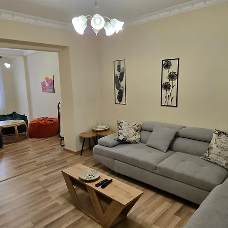 Old Soul, Modern Comfort טיראנה